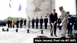 Емануел Макрон го пали пламенот на гробот на Непознатиот војник на Триумфалната капија по неговата официјална церемонија на инаугурацијата како претседател на Франција, 14.05.2017 година во Париз