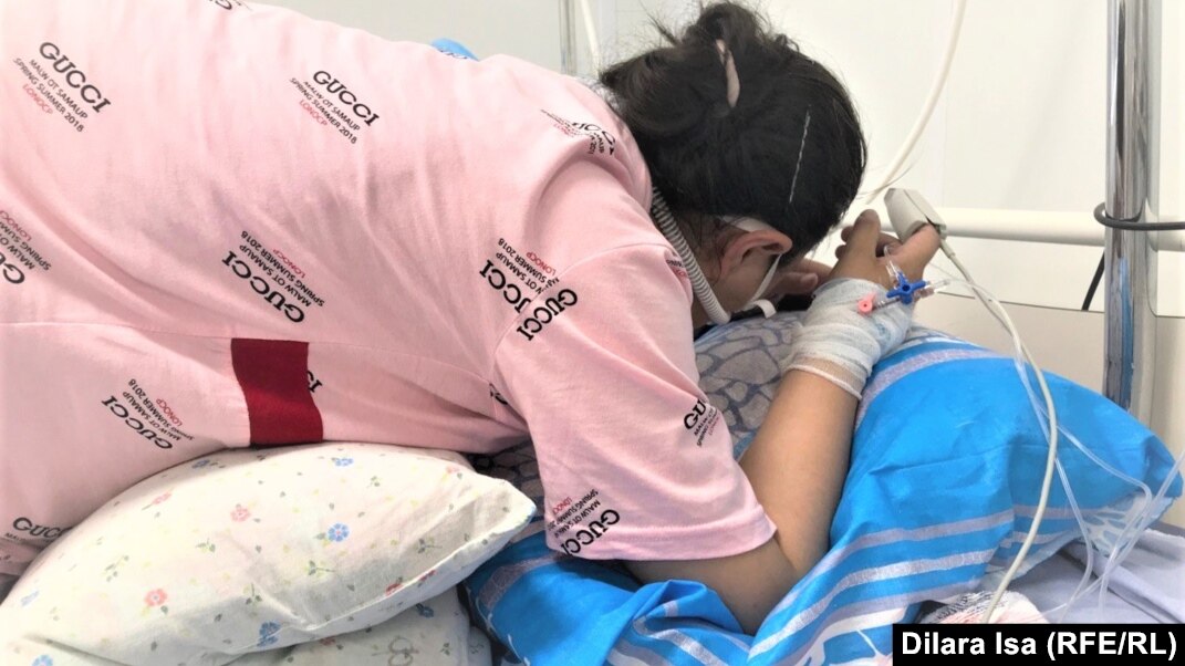 Әйелдер есектің ішіне кіріп кетеді Әйелдер есектің ішіне кіріп кетеді