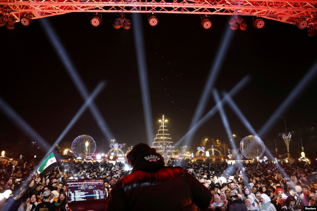 Kjo fotografi është nga Damasku i Sirisë. Sirianët kanë thënë se kanë shumë për të festuar këtë herë. Pas disa dekadave, më 2024 është rrëzuar regjimi i liderit autoritar, Bashar al-Assad, dhe sirianët kanë thënë se më në fund po marrin frymë lirshëm. Ata kanë pritje të mëdha nga rebelët që janë ngjitur në pushtet, ndonëse ekspertët vlerësojnë se kjo periudhë trazicioni mund të jetë e kushtueshme për të gjithë. &nbsp;