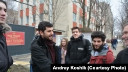 Давида Канкия, координатора краснодарского "Голоса", встречают после пяти суток ареста