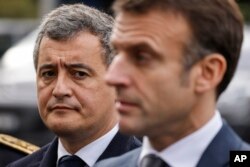 Un om de bază, în aceste zile: ministrul de Interne Gerald Darmanin (stânga) are în grijă securitatea Jocurilor Olimpice. (În imaginea de arhivă vizitează cu președintele Emmanuel Macron o stație de poliție din Bordeaux, în februarie)