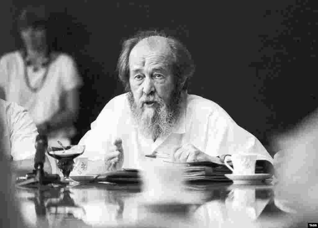 Аляксандар Салжаніцын, 1994 - Russia – Culture – Aleksandr Solzhenitsyn, the Nobel Prize-winning author and leading Soviet-era dissident, autographing books, Novosibirsk, 1994. Source: ITAR-TASS.