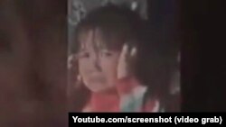 4-летняя Мумина во время избиения отцом. Скриншот с видеозаписи.