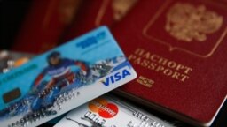 Руската централна банка и всички останали финансови институции в страната са под западни санкции и руснаците могат да използват дебитните и кредитните си карти само в родината си