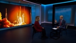 Fosta comandantă a Forțelor Spațiale ale SUA, DeAnna Burt, în discuție cu Ray Furlong de la RFE/RL.