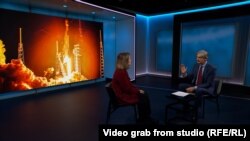 Fosta comandantă a Forțelor Spațiale ale SUA, DeAnna Burt, în discuție cu Ray Furlong de la RFE/RL.