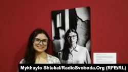 Ірина Боровинська біля свого портрету