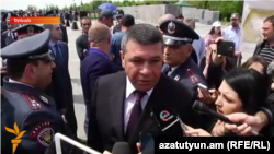 Начальник Полиции Армении Владимир Гаспарян в мемориальном комплексе «Цицернааберд» беседует с журналистами, 24 апреля 2016 г. 