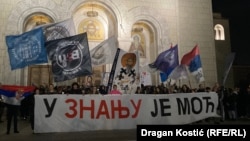 Okupljeni ispred hrama Svetog Save