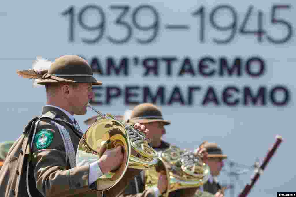 Марш військових оркестрів на День перемоги. У марші взяли участь оркестри низки держав. Київ, 9 травня 2015 року
