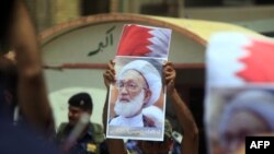 Bu ilin mayında İraqın Nəcəf şəhərində keçirilən aksiyada Isa Qassim-in portreti qaldırılıb