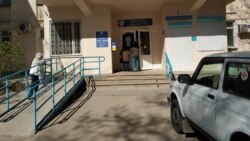 Пенсионеры разговаривают с сотрудником поликлиники №2 на улице Ерошенко