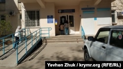 Пенсионеры разговаривают с сотрудником поликлиники №2 на улице Ерошенко
