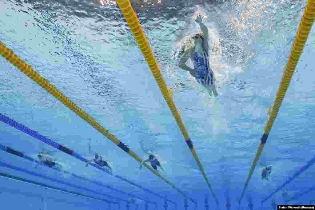 Американка Кэтлин Ледеки во время финала соревнований по плаванию среди женщин на 1500 м вольным стилем. Токио, 28 июля 2021 года