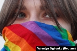 Учасниця у райдужному шарфі на мітингу за права трансгендерів у Києві