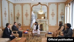 "Талибан" үкіметі сыртқы істер министрінің міндетін атқарушы Әмір Хан Муттақи (ортада) және Қырғызстан қауіпсіздік кеңесі төрағасының орынбасары Таалатбек Масадықов (сол жақтан екінші). Кабул, 23 қыркүйек, 2021 жыл.