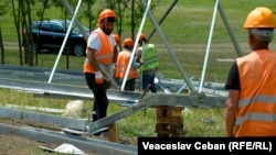 Muncitori pe șantierul liniei electrice de înaltă tensiune Chișinău–Vulcănești, în iunie 2025