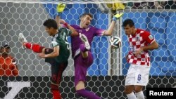 Хорватський голкіпер Стіпе Плетікоса (в центрі) в другому таймі матчу з мексиканцями тричі був безсилим відвернути гол