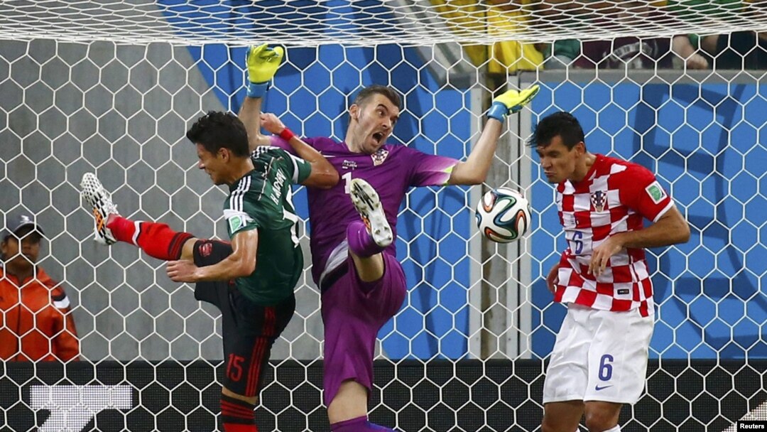 Dejan Lovren na fototgrafiji desno