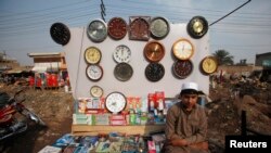 محمد احمد یکی از افغانهای که در پاکستان کار و تجارت کوچکی راه اندازی کرده است