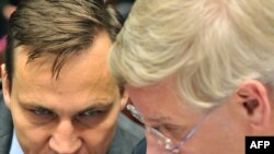 Polish Foreign Minister Radoslaw Sikorski (left) confers with Swedish Foreign Minister Carl Bildt at EU headquarters in Brussels. (file photo)