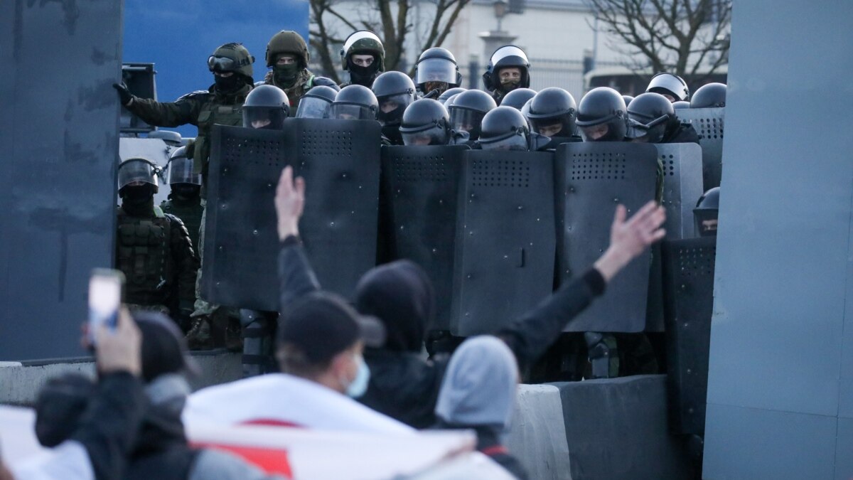 belarusy-siloviki-primenyayut-protiv-protestuyuschih-svetoshumovye-granaty Беларусь: силовики применяют против протестующих светошумовые гранаты