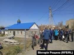 Мешканці окупованого Мелітополя стоять в черзі за гуманітарною допомогою біля місцевого храму. Квітень 2022 року