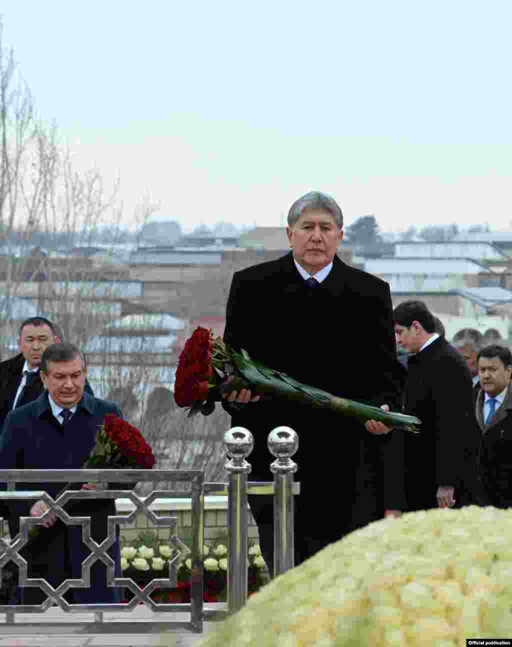 Президент Алмазбек Атамбаев алгач ал Самаркандда Өзбекстандын биринчи президенти Ислам Каримовдун бейитине гүл койду.