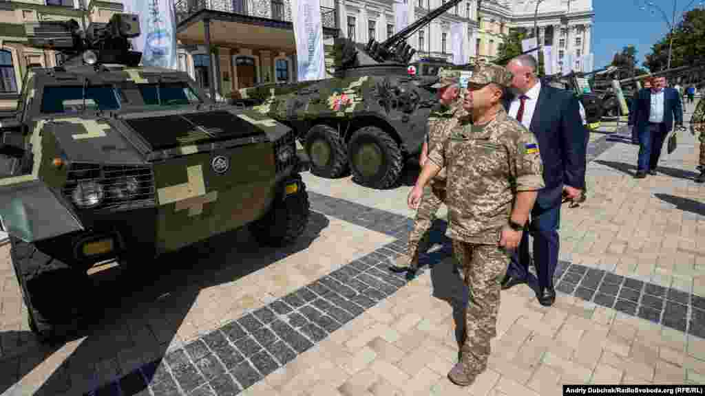 Міністр оборони України Степан Полторак оглядає бронетехніку, представлену на виставці