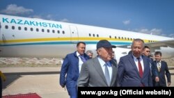 В международном аэропорту «Иссык-Куль» президента Казахстана Нурсултана Назарбаева встретил первый вице-премьер-министр Кыргызстана Кубатбек Боронов. 2 сентября 2018 года.