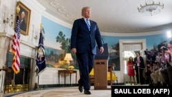 Donald Trump părăsește Camera de recepții diplomatice după ce a anunțat că Statele Unite se retrag din tratatul nuclear internațional semnat cu Iranul, Casa Albă, 8 mai 2018