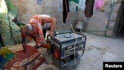 Iračanin pokušava upaliti agregat uslijed nestašice električne energije, Nadžaf (2019.)
