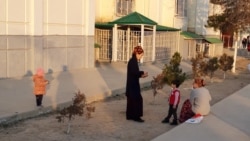 Diňle: Eneler kösençlikleriň üstüniň 'propaganda bilen ýetirilýändigini' aýdýarlar