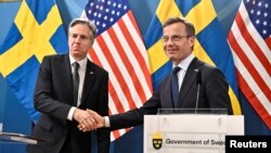 Američki državni sekretar Antony Blinken i švedski premijer Ulf Kristersson rukuju se tokom konferencije za novinare u Lulei, Švedska, 30. maja 2023.