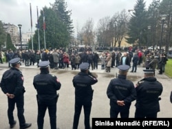 Policija osigurava zgradu Narodne skupštine RS na protestima, 11. decembra 2024.