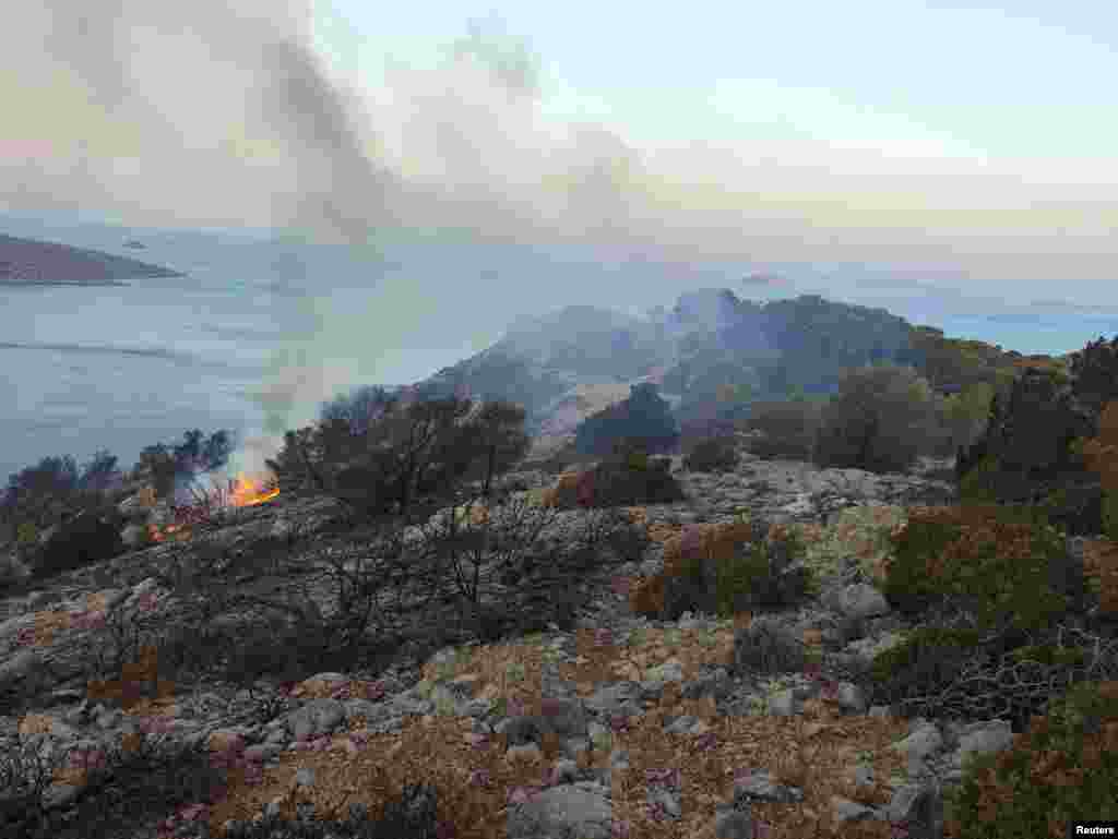 Unele incendii de pădure au la origine prostia umană: pe insula Hydra, din Grecia, poliția a arestat duminică echipajul unui iaht care a făcut sâmbătă foc de tabără pe țărm ca să amuze turiștii. Cei 13 sunt acuzați de distrugere din neglijență.&nbsp;