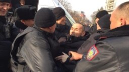 Задержания на площади Астана в Алматы в день анонсированных движением ДВК и его главой Мухтаром Аблязовым митингов. 22 февраля 2020 года.
