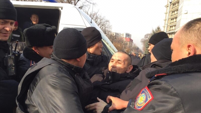 На митингах оппозиции в Казахстане задержали более 100 человек (+фото)