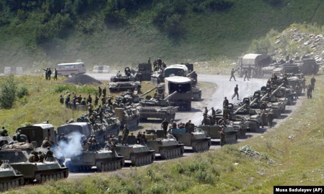 Una colonna di veicoli corazzati russi è vista in viaggio verso la capitale dell'Ossezia meridionale, Tskhinvali, il 9 agosto 2008.