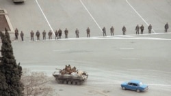 Советская боевая машина пехоты и бойцы внутренних войск на улицах Баку.