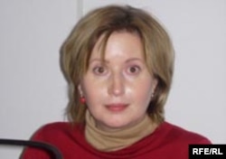 Olga Romanova în 2005 în studioul Radio Libertatea de la Moscova