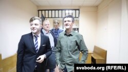 Дзяніс Івашын (справа) падчас судовага працэсу за абарону Курапатаў, 29 жніўня 2018 году.