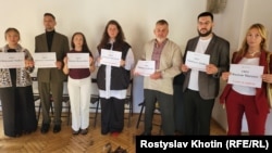 Дні Криму в Чехії. Учасники тримають в руках аркуші з іменами кримських політв'язнів