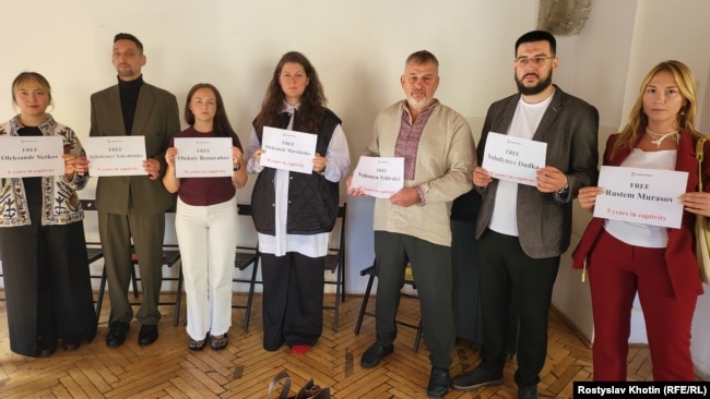 Дні Криму в Чехії. Учасники тримають в руках аркуші з іменами кримських політв'язнів