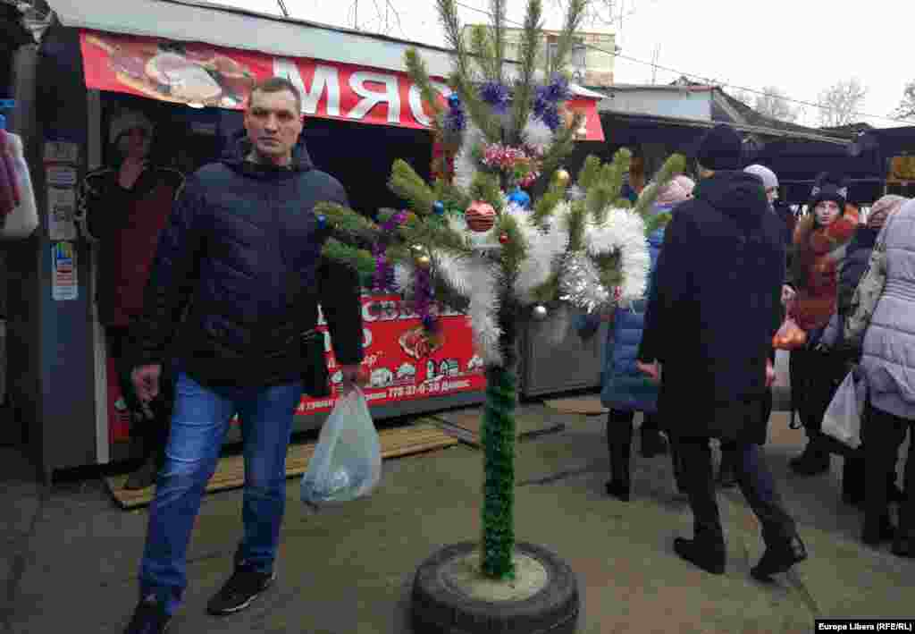 Brad decorat în piața agricolă de la Tiraspol.