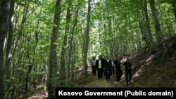 Kryeministri në detyrë i Kosovës, Albin Kurti, viziton vendin e gërmimeve në fshatin Kalludër e Vogël në veri të Kosovës, u janë gjetur mbetje njerëzore që dyshohet se u përkasin njerëzve të zhdukur nga lufta e viteve 1998-’99.