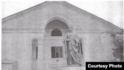 Памятник Низами