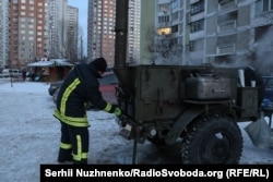 Мобільний пункт обігріву в Деснянському районі Києва взимку 2026-го під час відсутності опалення