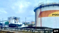 O fotografie distribuită de primarul orașului Soci, Andrei Proșunin, pe canalul său de Telegram, pe 3 august 2025, arată pompieri lucrând la un depozit de combustibil de lângă Soci, după un atac nocturn cu drone ucrainene. 