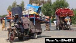 شماری از غیرنظامیان خانههایشان را در شهر لشکرگاه مرکز ولایت هلمند امروز ترک کرده اند.
